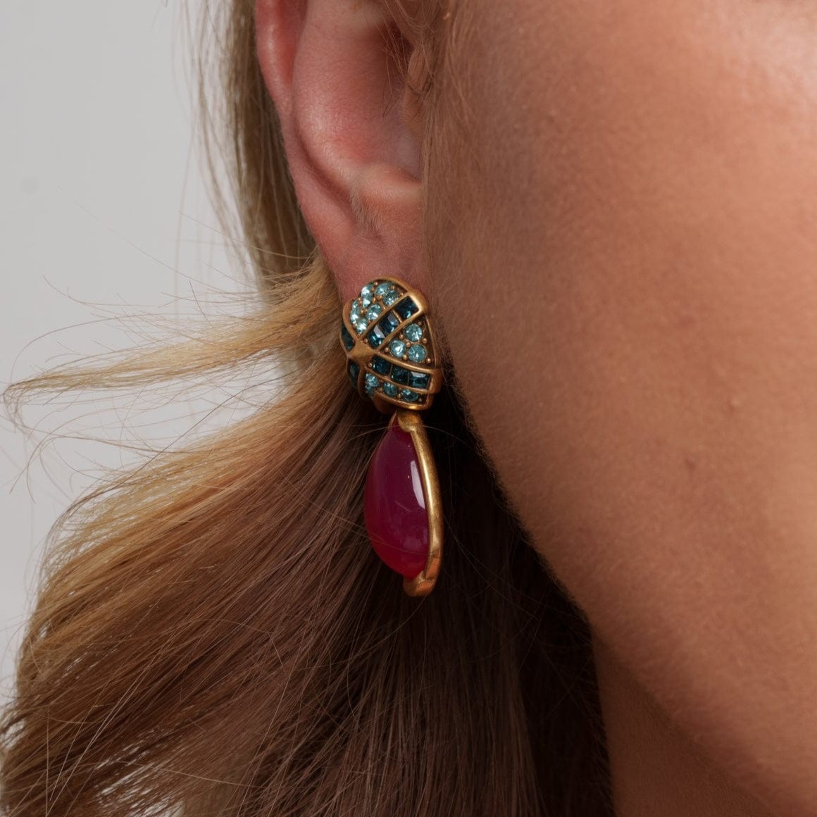 Pendientes de aro chapados en oro de 18 quilates con efecto vívido