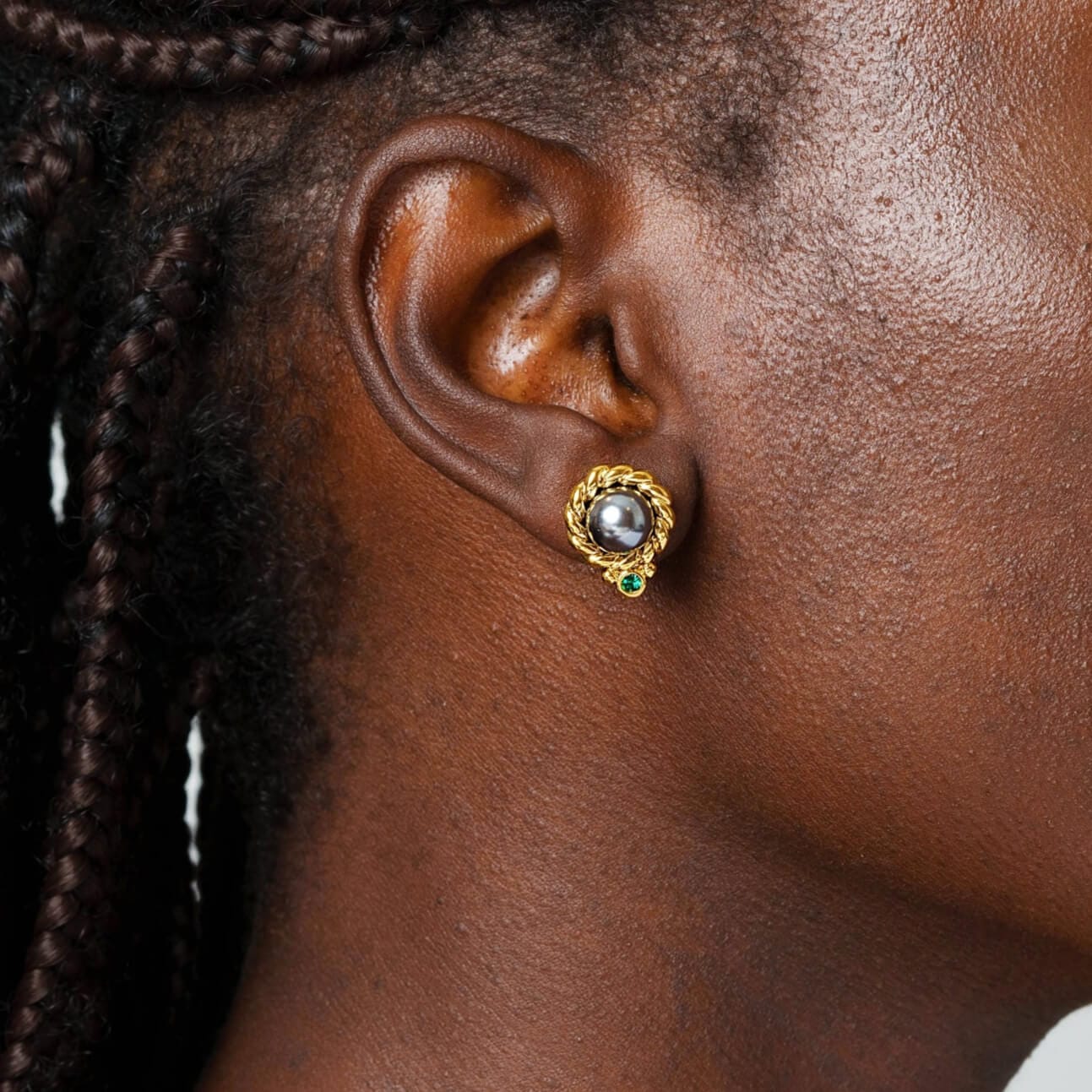 Pendiente elegante y elegante bañado en oro de 18 quilates