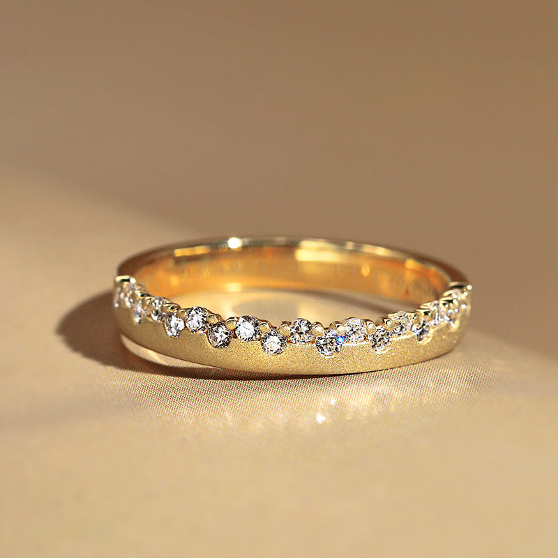 Anillo de oro de 18 quilates con diamantes y estrellas